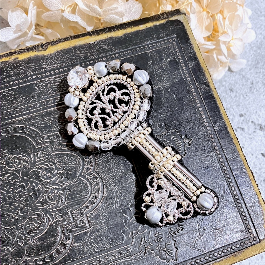ビーズ刺繍でつくる幸運の鍵ブローチ | ビーズ刺繍ジュエリー協会®